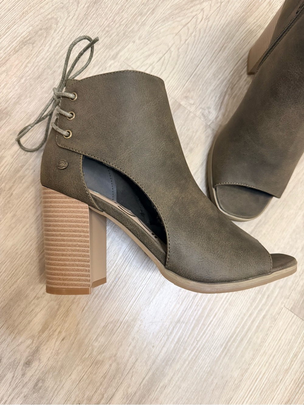 Green Olive Open-Toe Lace-Back Block Heel Booties NWOT SIZE 8 - Picture 3 of 8